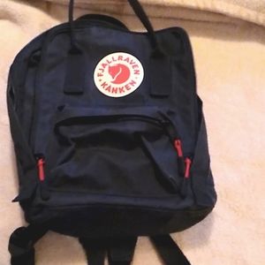 Fjällräven Kånken Mini Backpack in color "Black" (with included shoulder pads)